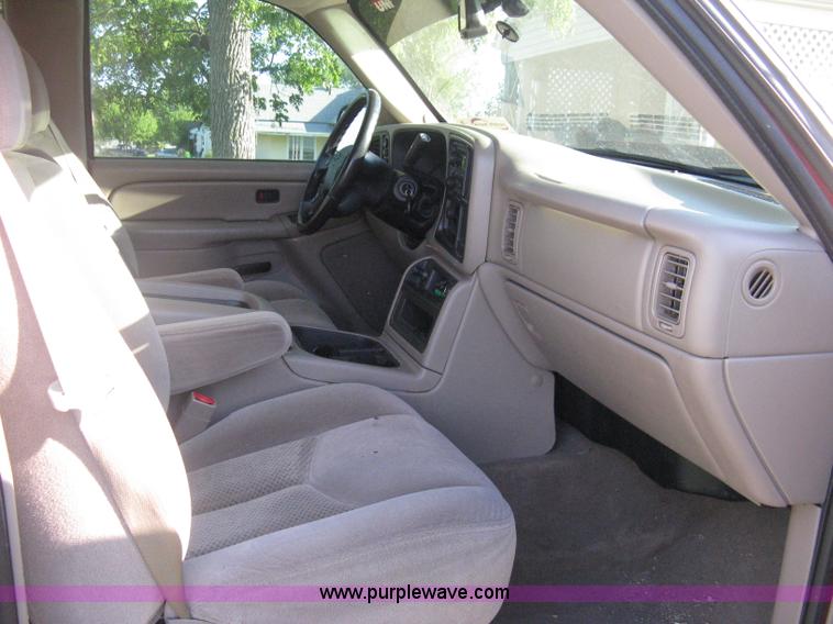 image for item D8332 2004 Chevrolet Silverado 1500 Extended Cab pickup truck