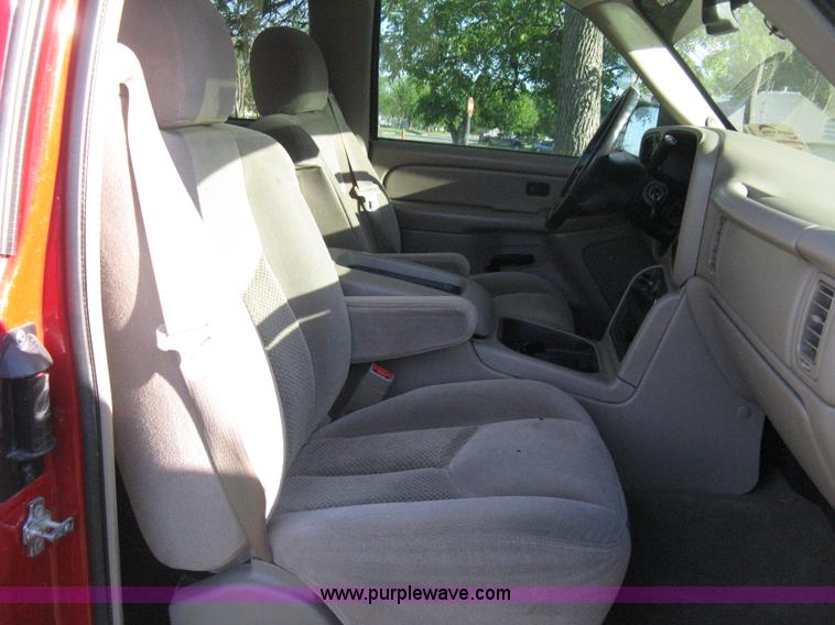 image for item D8332 2004 Chevrolet Silverado 1500 Extended Cab pickup truck