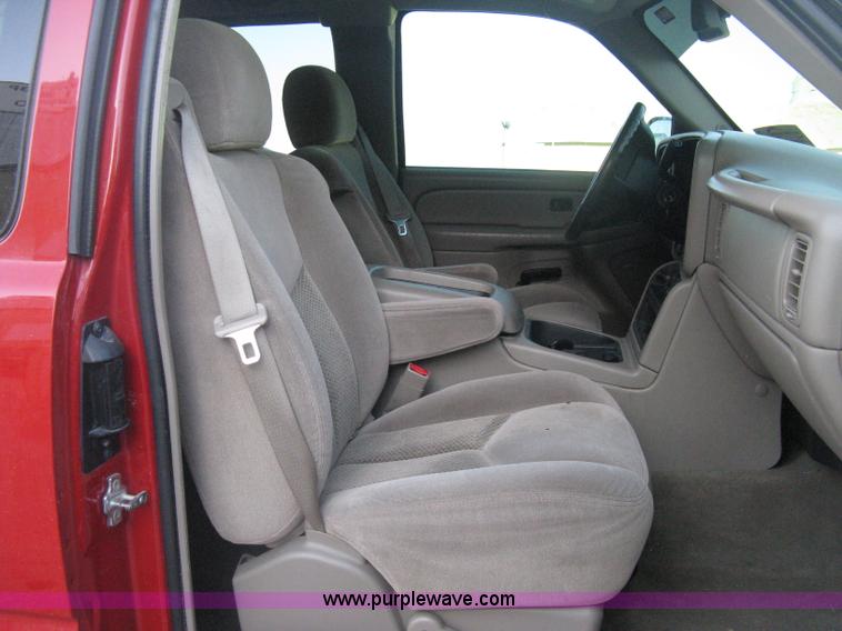 image for item D8332 2004 Chevrolet Silverado 1500 Extended Cab pickup truck