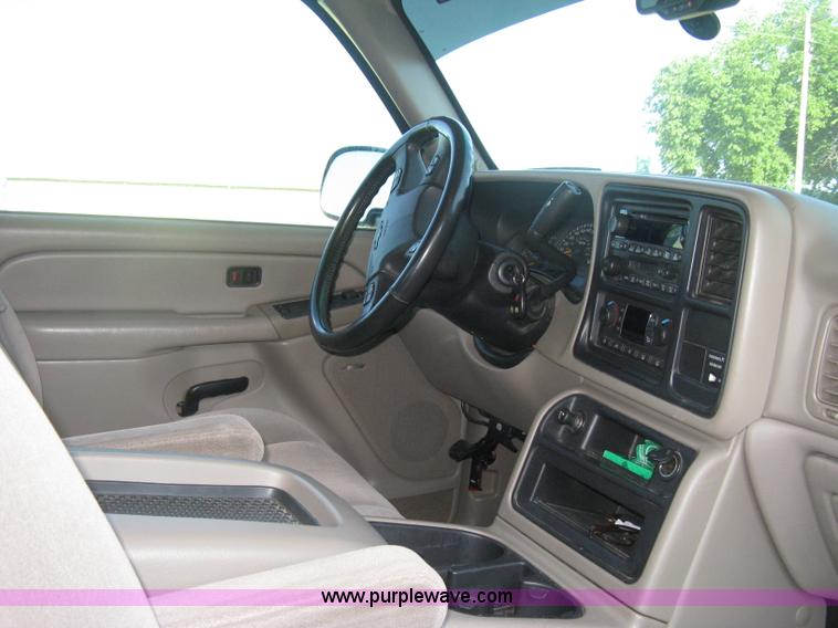 image for item D8332 2004 Chevrolet Silverado 1500 Extended Cab pickup truck