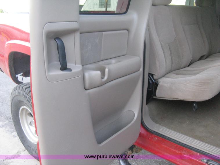 image for item D8332 2004 Chevrolet Silverado 1500 Extended Cab pickup truck