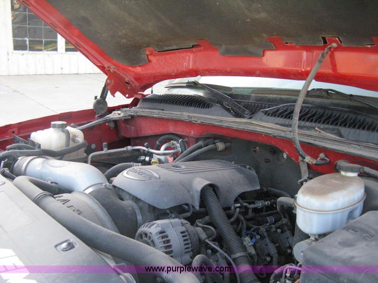 image for item D8332 2004 Chevrolet Silverado 1500 Extended Cab pickup truck