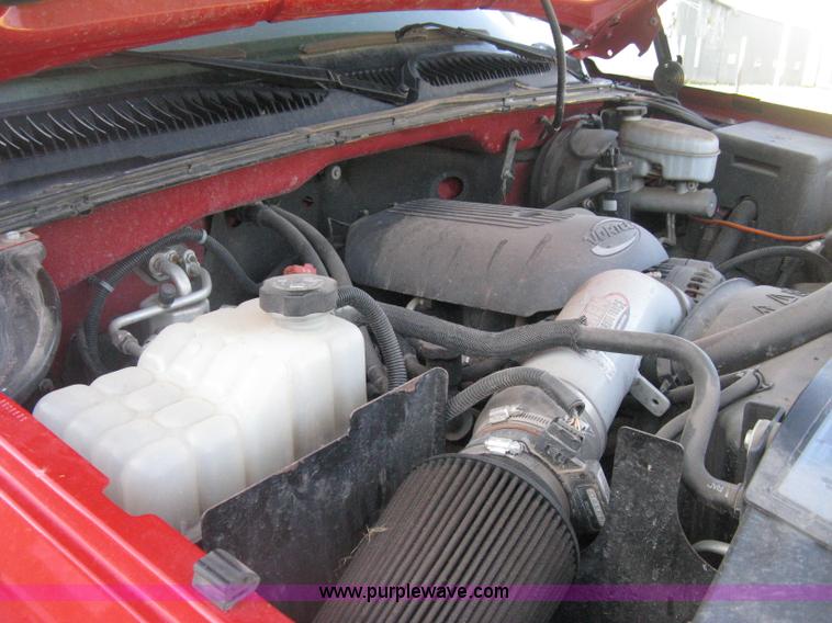 image for item D8332 2004 Chevrolet Silverado 1500 Extended Cab pickup truck