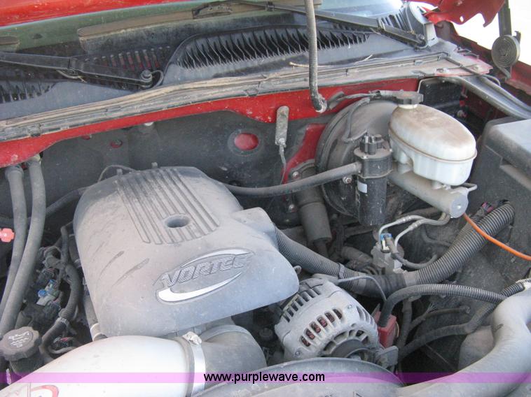 image for item D8332 2004 Chevrolet Silverado 1500 Extended Cab pickup truck