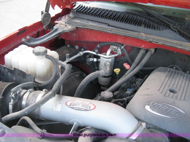 image for item D8332 2004 Chevrolet Silverado 1500 Extended Cab pickup truck