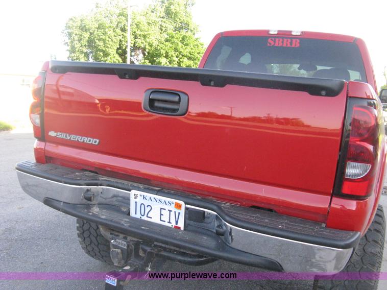 image for item D8332 2004 Chevrolet Silverado 1500 Extended Cab pickup truck