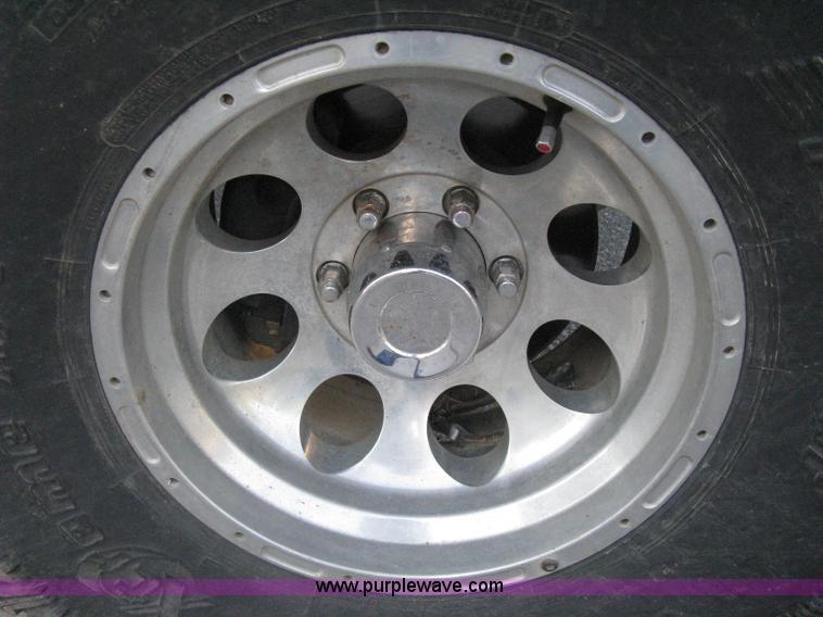 image for item D8332 2004 Chevrolet Silverado 1500 Extended Cab pickup truck