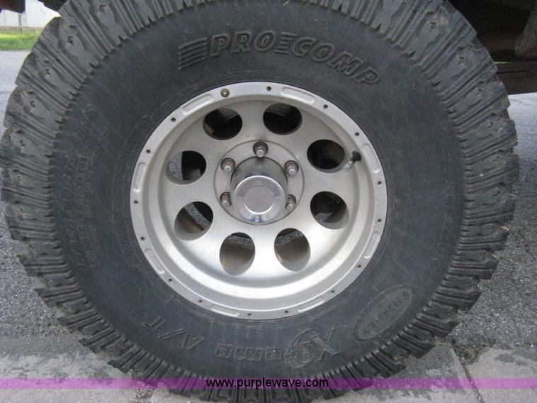 image for item D8332 2004 Chevrolet Silverado 1500 Extended Cab pickup truck