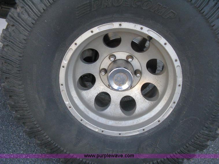 image for item D8332 2004 Chevrolet Silverado 1500 Extended Cab pickup truck