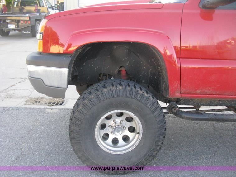 image for item D8332 2004 Chevrolet Silverado 1500 Extended Cab pickup truck