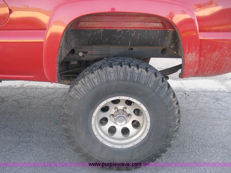 image for item D8332 2004 Chevrolet Silverado 1500 Extended Cab pickup truck