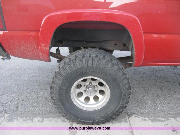 image for item D8332 2004 Chevrolet Silverado 1500 Extended Cab pickup truck