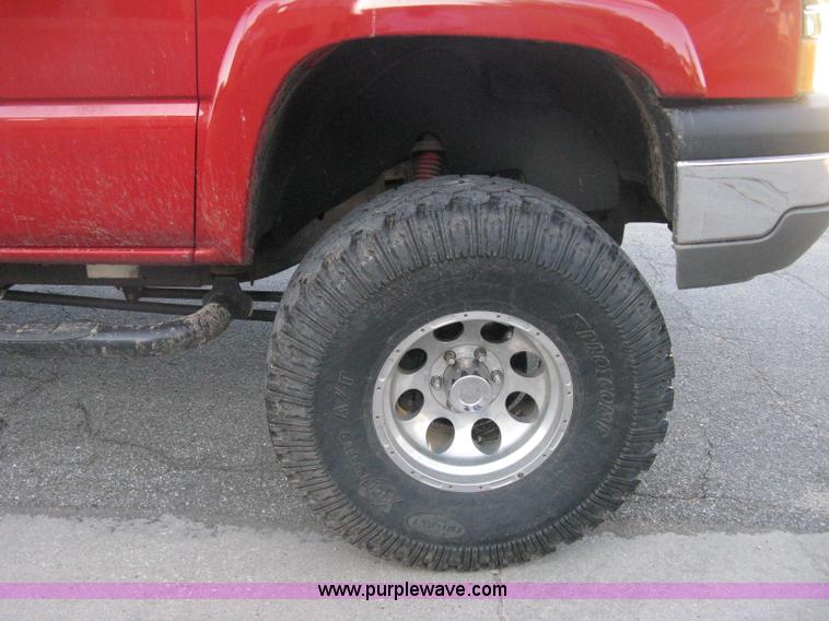 image for item D8332 2004 Chevrolet Silverado 1500 Extended Cab pickup truck