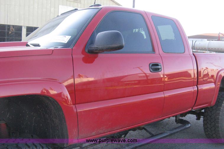 image for item D8332 2004 Chevrolet Silverado 1500 Extended Cab pickup truck