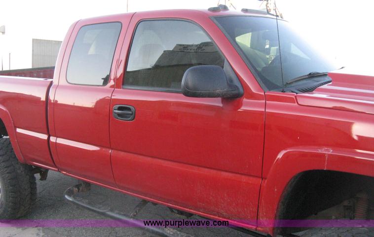 image for item D8332 2004 Chevrolet Silverado 1500 Extended Cab pickup truck