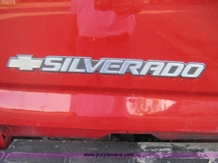 image for item D8332 2004 Chevrolet Silverado 1500 Extended Cab pickup truck