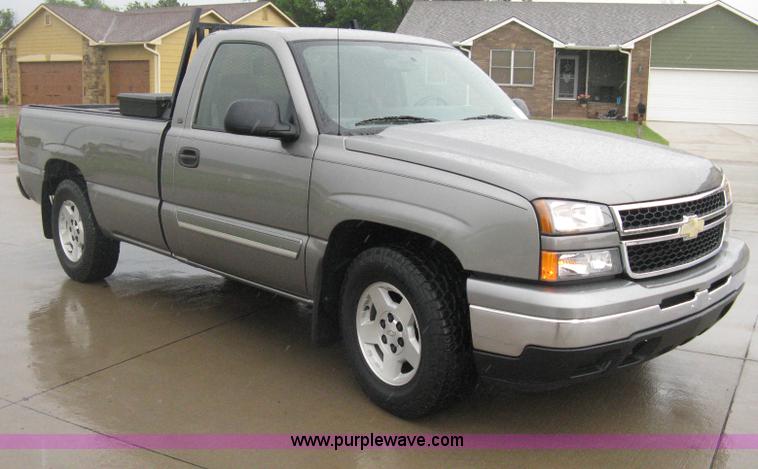 image for item D8350 2006 Chevrolet Silverado 1500 LT pickup truck