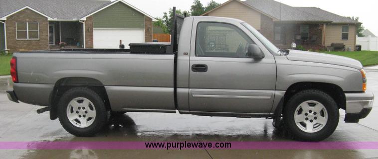 image for item D8350 2006 Chevrolet Silverado 1500 LT pickup truck