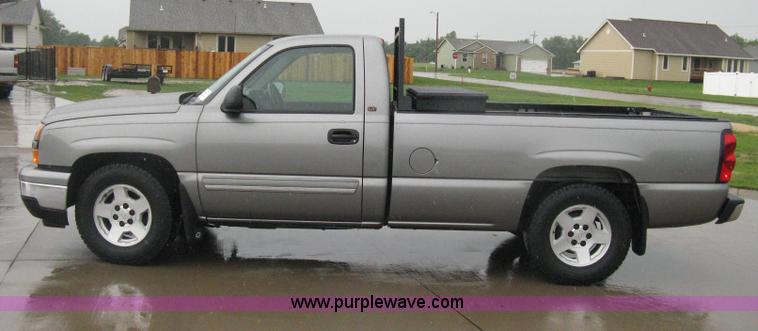 image for item D8350 2006 Chevrolet Silverado 1500 LT pickup truck