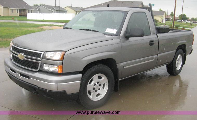 image for item D8350 2006 Chevrolet Silverado 1500 LT pickup truck