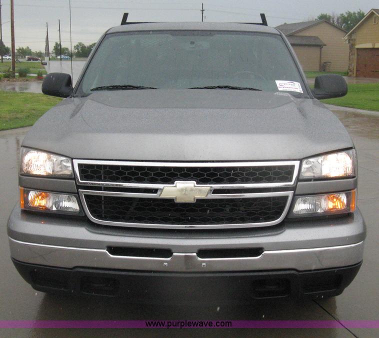 image for item D8350 2006 Chevrolet Silverado 1500 LT pickup truck