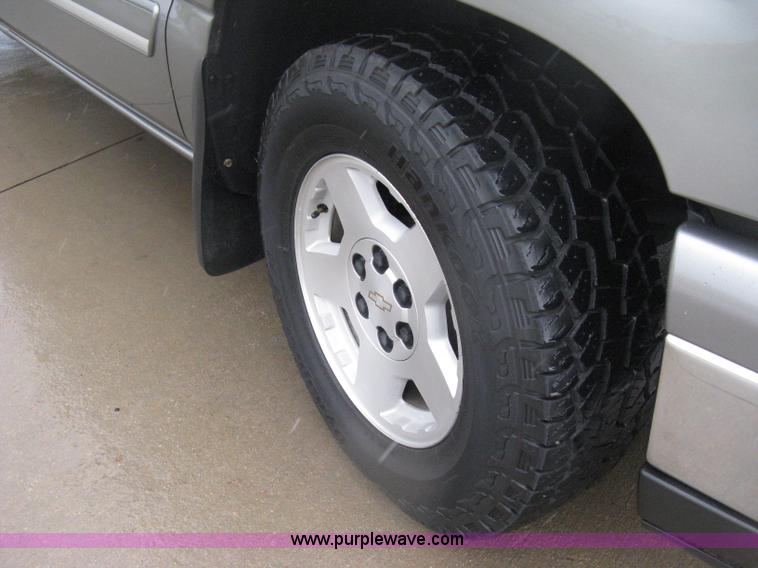 image for item D8350 2006 Chevrolet Silverado 1500 LT pickup truck