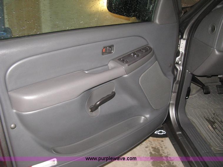 image for item D8350 2006 Chevrolet Silverado 1500 LT pickup truck