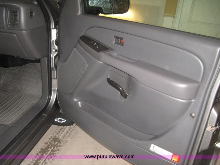 image for item D8350 2006 Chevrolet Silverado 1500 LT pickup truck