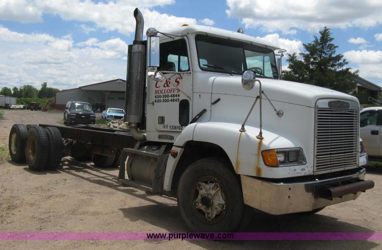image for item D8358 1993 Freightliner FLC truck cab and chassis