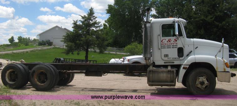 image for item D8358 1993 Freightliner FLC truck cab and chassis