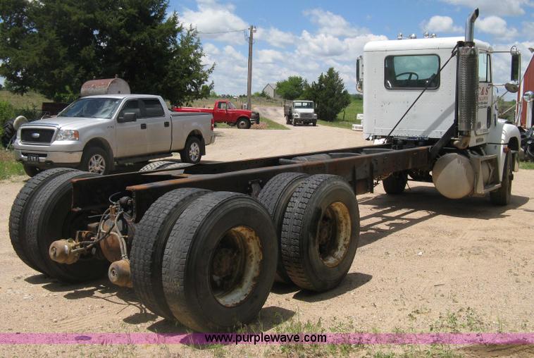 image for item D8358 1993 Freightliner FLC truck cab and chassis