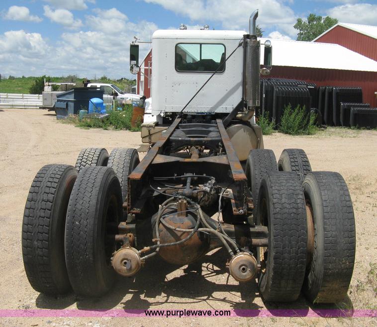 image for item D8358 1993 Freightliner FLC truck cab and chassis