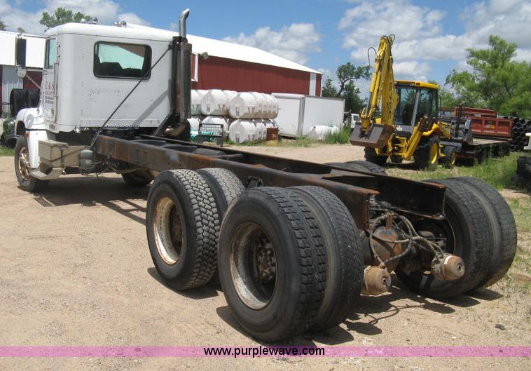 image for item D8358 1993 Freightliner FLC truck cab and chassis