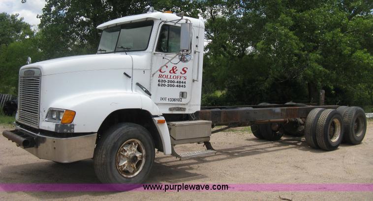 image for item D8358 1993 Freightliner FLC truck cab and chassis
