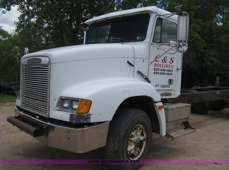image for item D8358 1993 Freightliner FLC truck cab and chassis