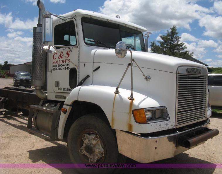 image for item D8358 1993 Freightliner FLC truck cab and chassis