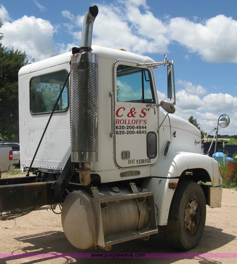 image for item D8358 1993 Freightliner FLC truck cab and chassis