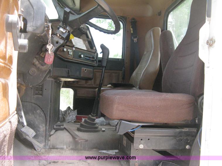 image for item D8358 1993 Freightliner FLC truck cab and chassis