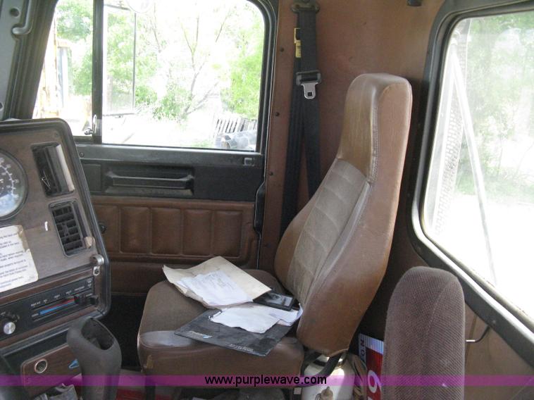 image for item D8358 1993 Freightliner FLC truck cab and chassis