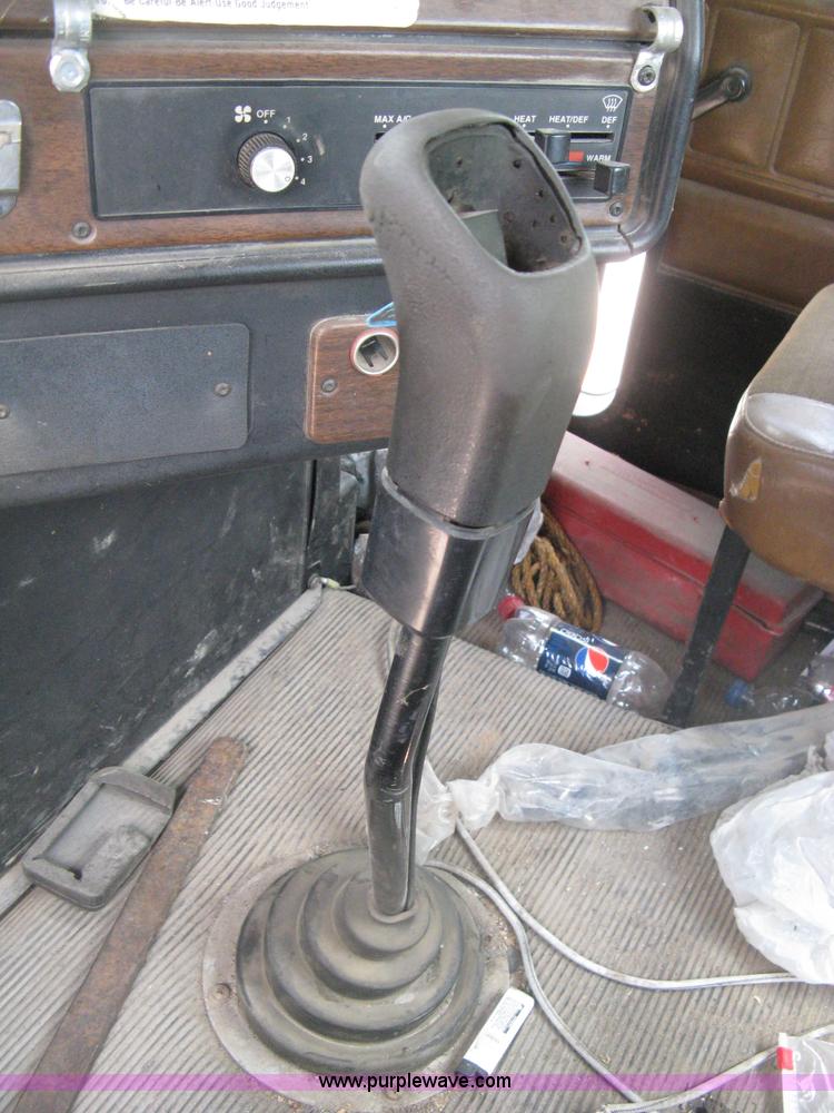 image for item D8358 1993 Freightliner FLC truck cab and chassis