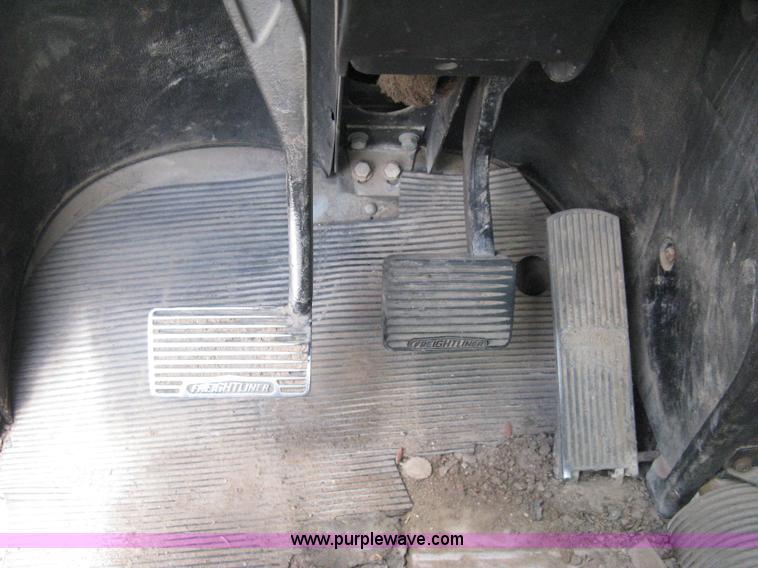 image for item D8358 1993 Freightliner FLC truck cab and chassis