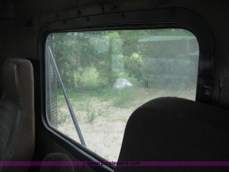 image for item D8358 1993 Freightliner FLC truck cab and chassis