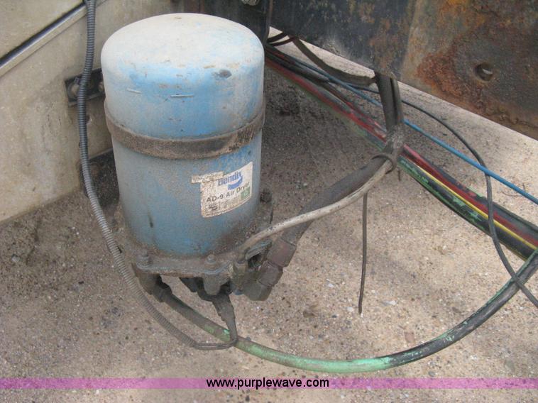 image for item D8358 1993 Freightliner FLC truck cab and chassis