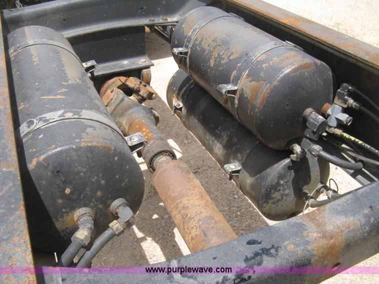 image for item D8358 1993 Freightliner FLC truck cab and chassis