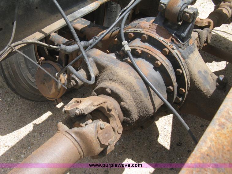 image for item D8358 1993 Freightliner FLC truck cab and chassis