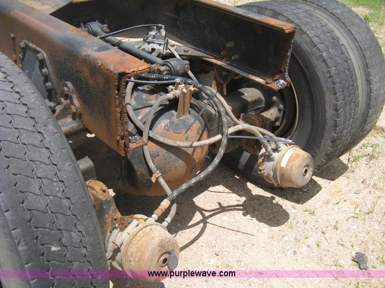 image for item D8358 1993 Freightliner FLC truck cab and chassis