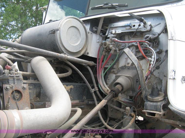 image for item D8358 1993 Freightliner FLC truck cab and chassis