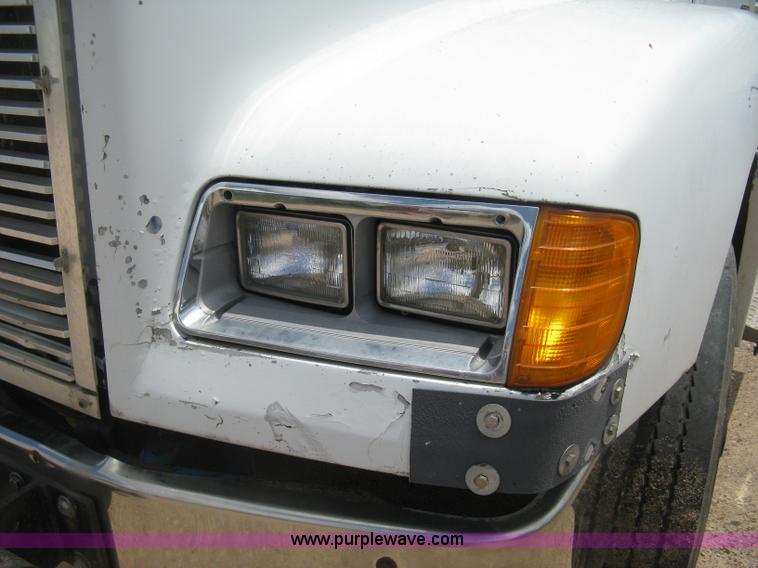 image for item D8358 1993 Freightliner FLC truck cab and chassis