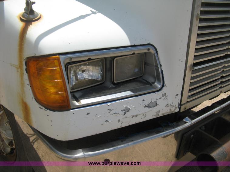 image for item D8358 1993 Freightliner FLC truck cab and chassis