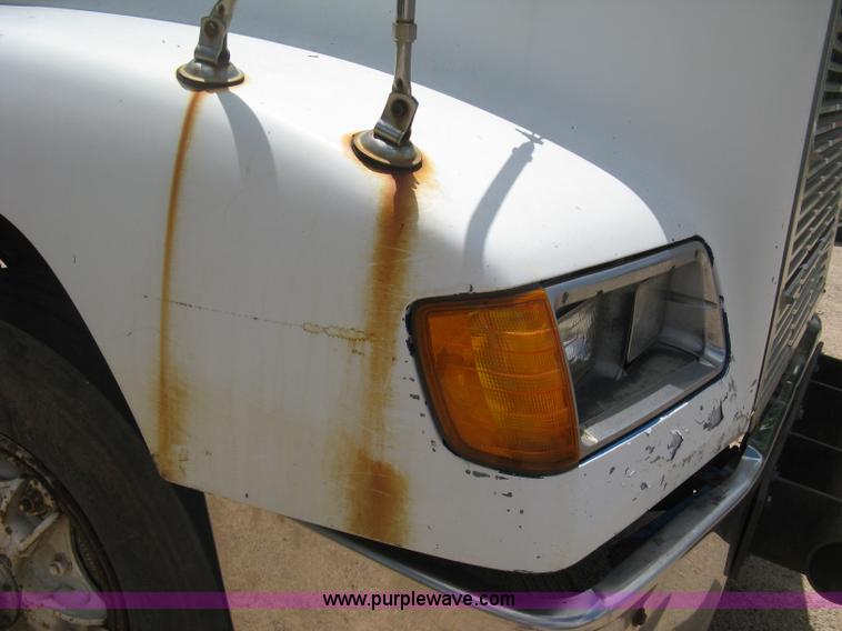 image for item D8358 1993 Freightliner FLC truck cab and chassis